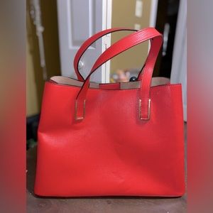 Red tote with a removable long strap, lots of room in the inside of the bag ❤️.
